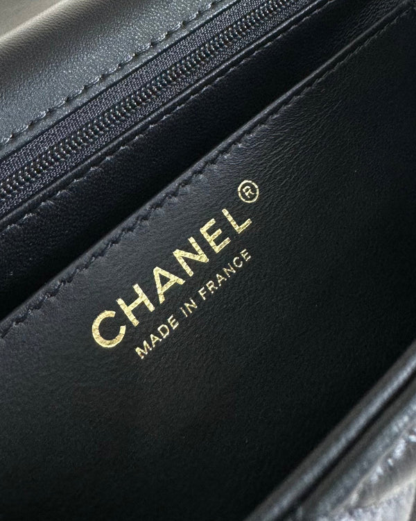 Borsa mini con patta 24a, manico superiore, 20 cm, pelle di agnello nera, hardware argento