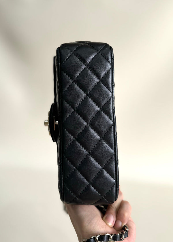 Borsa mini con patta 24a, manico superiore, 20 cm, pelle di agnello nera, hardware argento