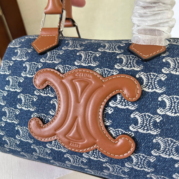BORSA BOSTON 19 PICCOLA IN DENIM BLU SPAZIALE TRIOMPHE E FINITURE IN PELLE DI VITELLO MARRONE