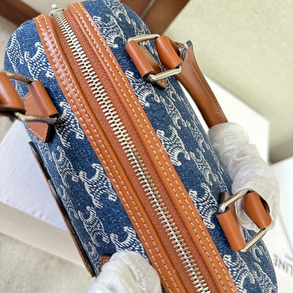 BORSA BOSTON 19 PICCOLA IN DENIM BLU SPAZIALE TRIOMPHE E FINITURE IN PELLE DI VITELLO MARRONE