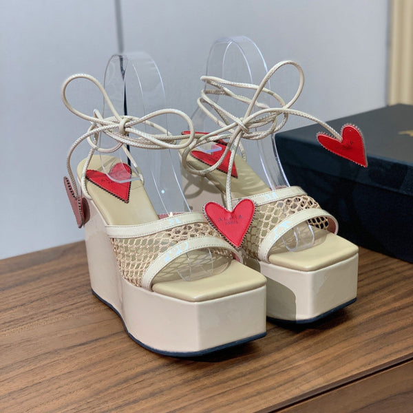 ALAIA BANQUET WEDGE SANDALS IN GOLD LAMBSKIN WITH RED HEART