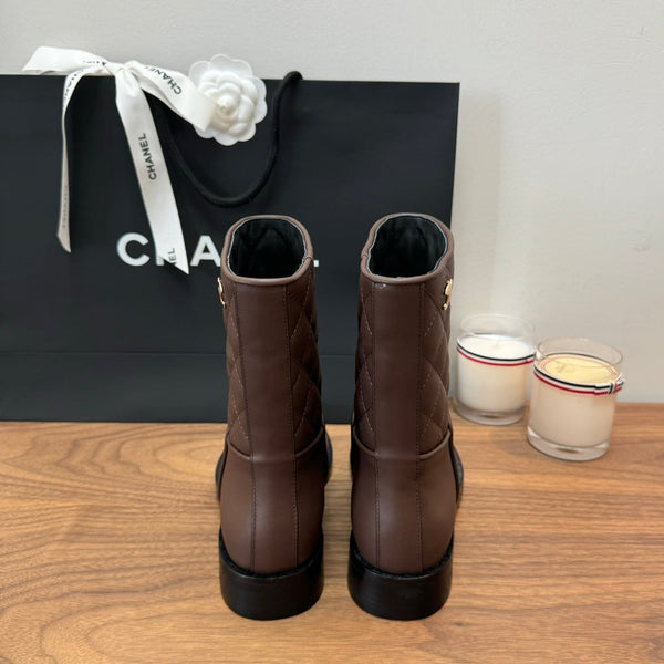 Stivali corti CC in pelle di vitello trapuntata color marrone terra