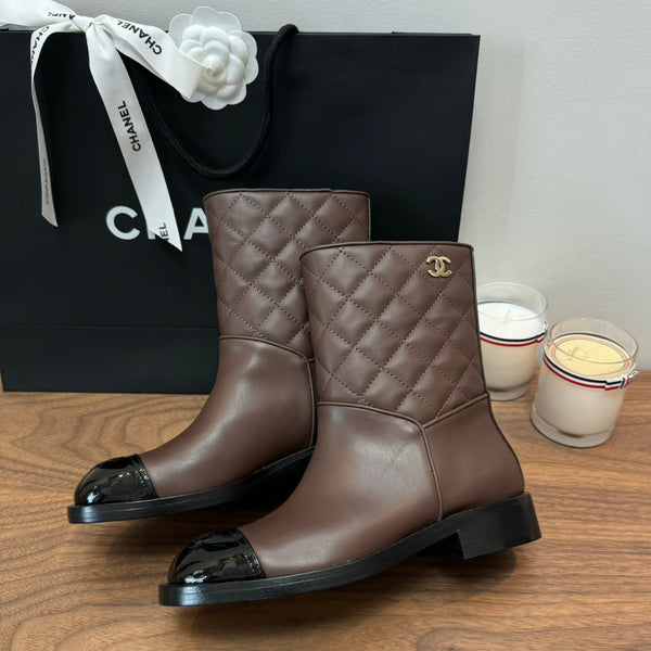 Stivali corti CC in pelle di vitello trapuntata color marrone terra