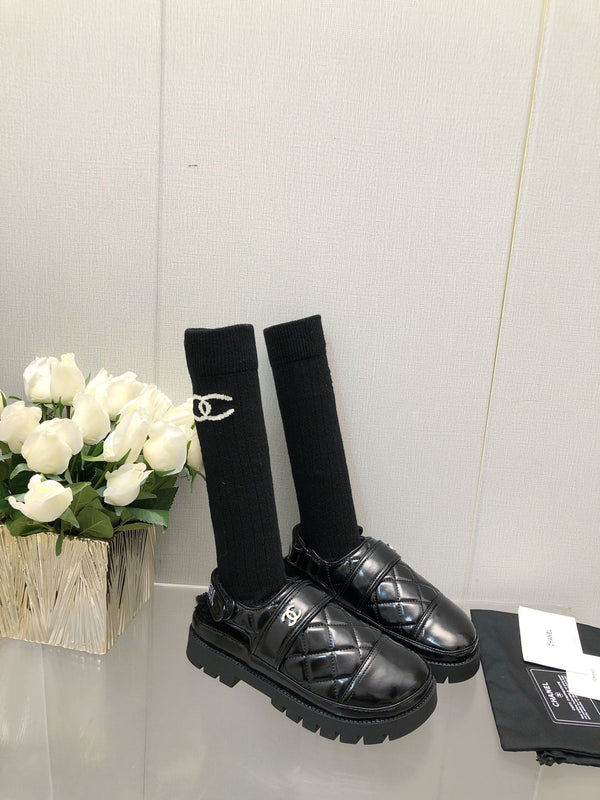 PANTOFOLA CON PLATEAU IN PELLE DI AGNELLO NERA