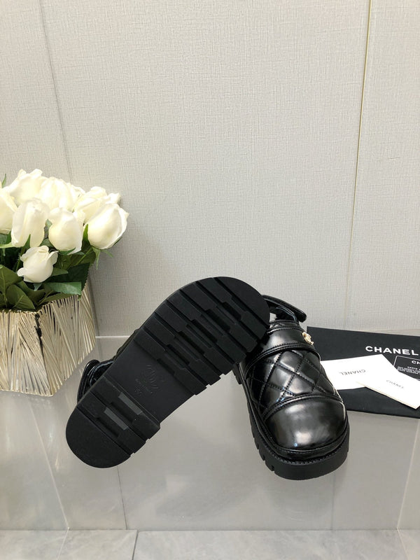 PANTOFOLA CON PLATEAU IN PELLE DI AGNELLO NERA