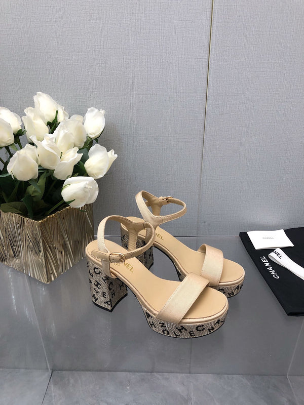 SANDALO CON TACCO A BLOCCO E CRISTALLI 9 CM IN TESSUTO MARRONE SABBIA