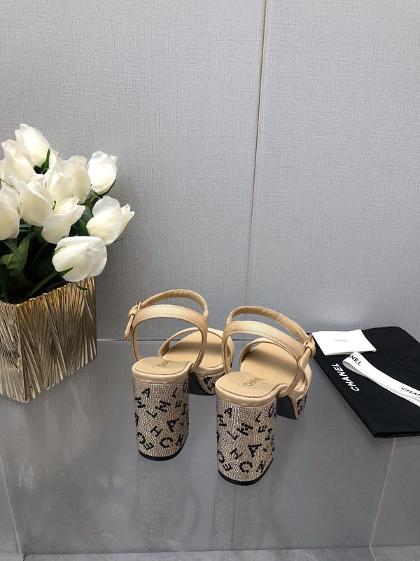 SANDALO CON TACCO A BLOCCO E CRISTALLI 9 CM IN TESSUTO MARRONE SABBIA