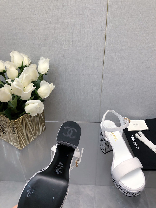 BLOCK HEEL WITH CRYSTAL 9 CM SANDAL IN WHITE FABRIC