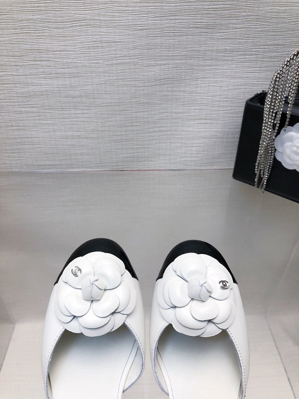 WHITE MIX BLACK LAMBSKIN CAMELLIA HOLLOW SANDAL