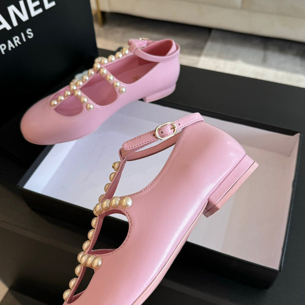 SCARPE MARY JANE IN PELLE DI CAPRA ROSA CHIARO CON PERLA FINTA