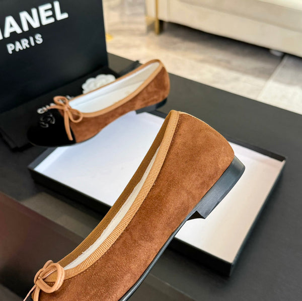 ballerina in pelle scamosciata marrone scuro in tela nera