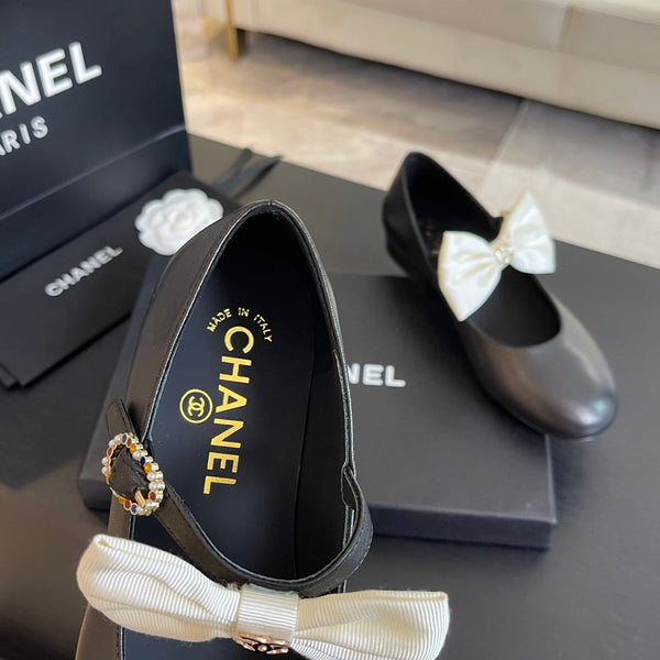 BALLERINA IN PELLE NERA CON FIOCCO BIANCO