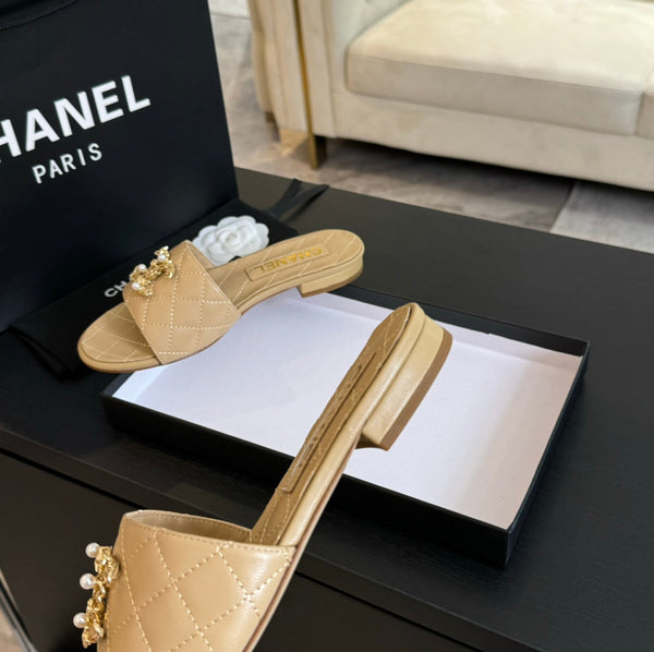 PANTOFOLE IN PELLE DI AGNELLO TRAPUNTATE BEIGE CREMA