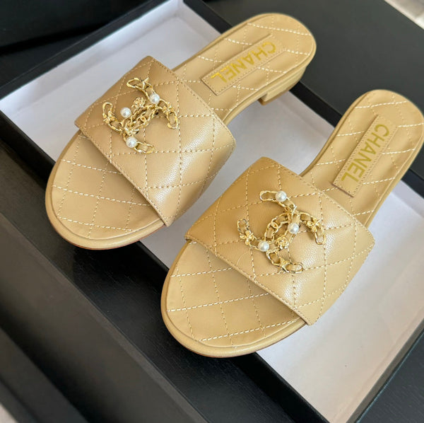 PANTOFOLE IN PELLE DI AGNELLO TRAPUNTATE BEIGE CREMA