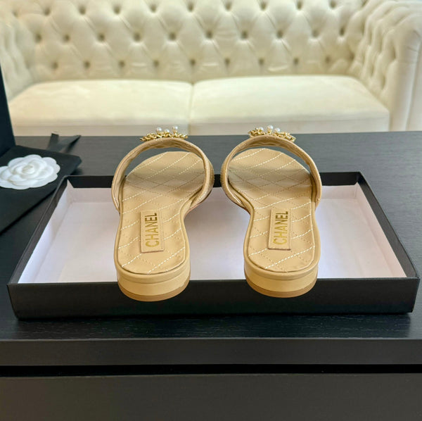 PANTOFOLE IN PELLE DI AGNELLO TRAPUNTATE BEIGE CREMA