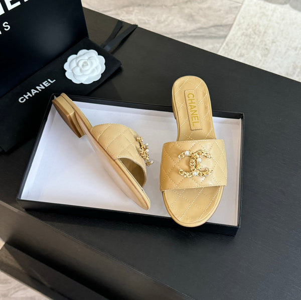 PANTOFOLE IN PELLE DI AGNELLO TRAPUNTATE BEIGE CREMA