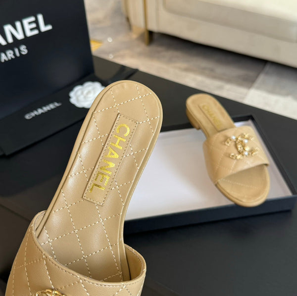 PANTOFOLE IN PELLE DI AGNELLO TRAPUNTATE BEIGE CREMA