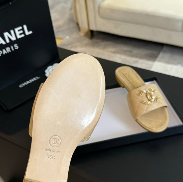 PANTOFOLE IN PELLE DI AGNELLO TRAPUNTATE BEIGE CREMA