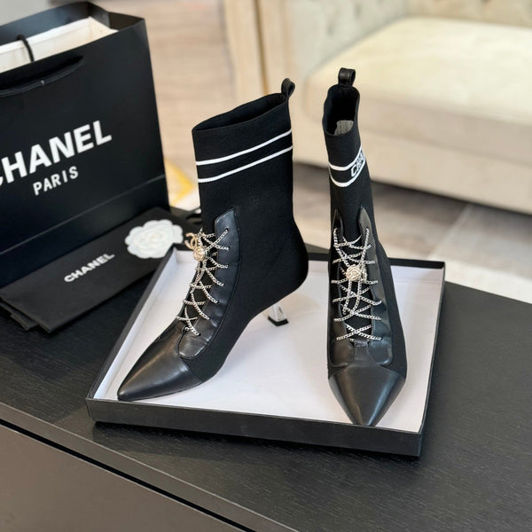 Stivaletti CC in lana e pelle di agnello con catena nera