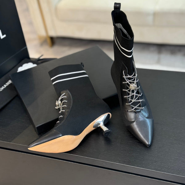 Stivaletti CC in lana e pelle di agnello con catena nera