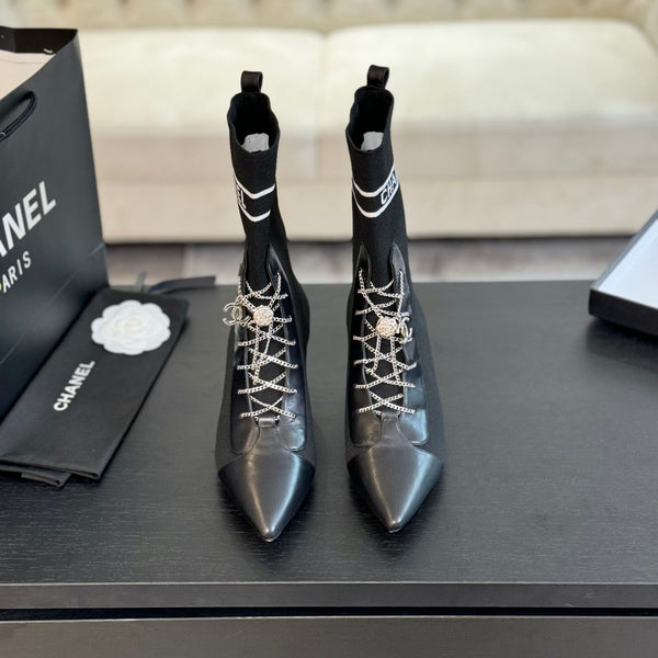 Stivaletti CC in lana e pelle di agnello con catena nera