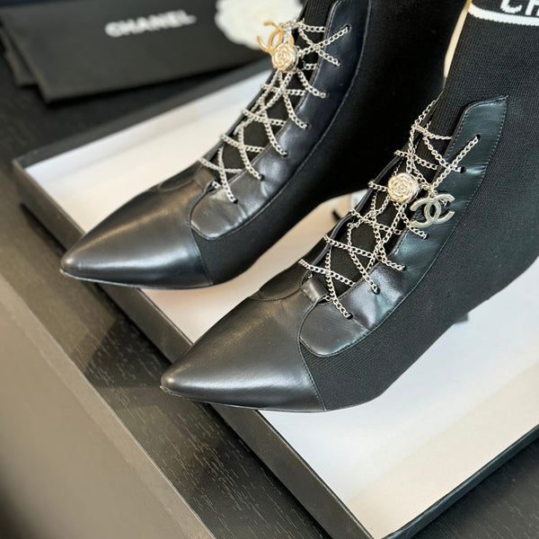 Stivaletti CC in lana e pelle di agnello con catena nera