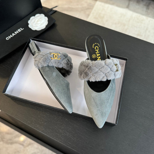 CC MULE IN LISCIO VELLUTO GRIGIO CENERE CON FERRAMENTA ORO