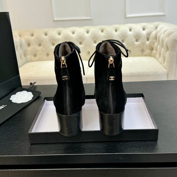 STIVALETTI CORTI CON LACCI CC IN CAMOSCIO NERO