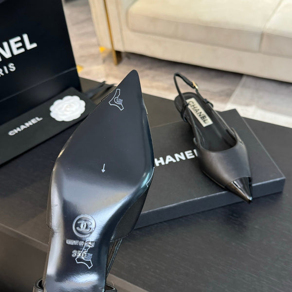 slingback 35 a punta in vernice nera in pelle di agnello