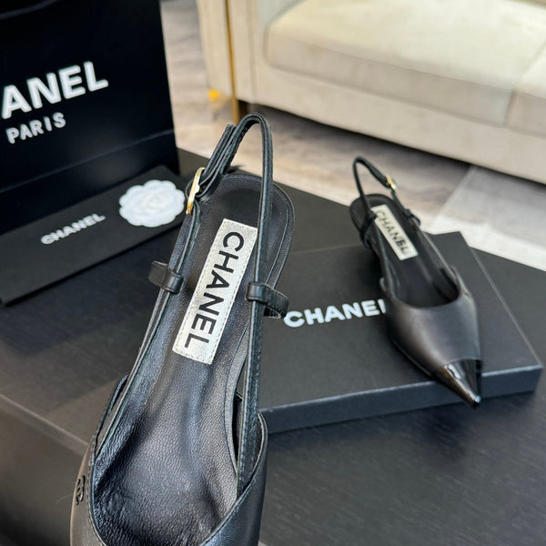 slingback 35 a punta in vernice nera in pelle di agnello