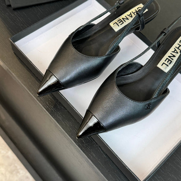 slingback 35 a punta in vernice nera in pelle di agnello