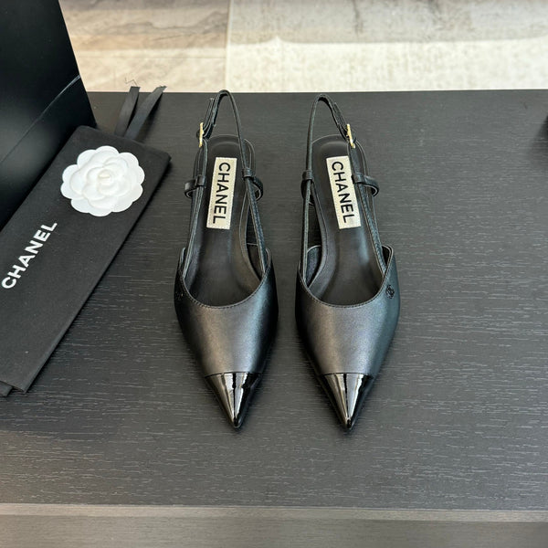 slingback 35 a punta in vernice nera in pelle di agnello