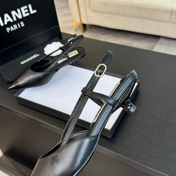 slingback 35 a punta in vernice nera in pelle di agnello