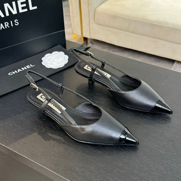 slingback 35 a punta in vernice nera in pelle di agnello