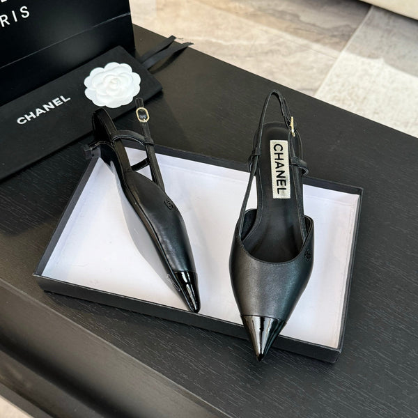 slingback 35 a punta in vernice nera in pelle di agnello