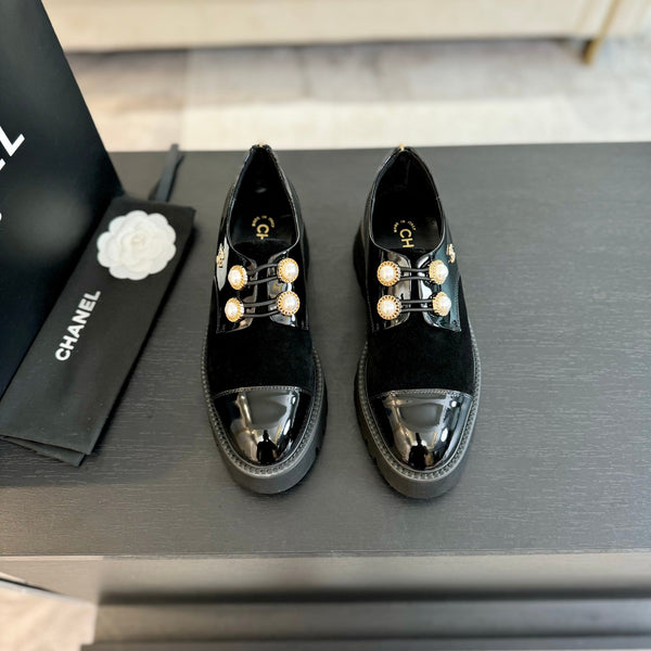 SCARPE CC OXFORD IN CAMOSCIO NERO E PELLE DI VITELLO CON CATENA DI PERLE