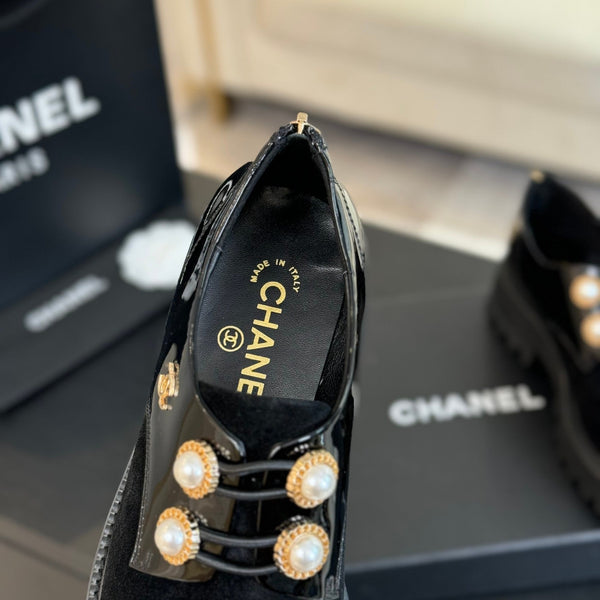 SCARPE CC OXFORD IN CAMOSCIO NERO E PELLE DI VITELLO CON CATENA DI PERLE