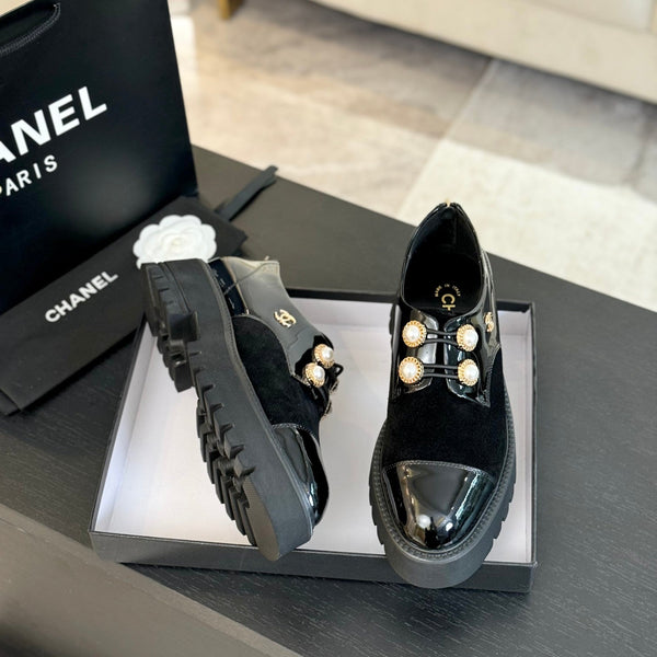 SCARPE CC OXFORD IN CAMOSCIO NERO E PELLE DI VITELLO CON CATENA DI PERLE