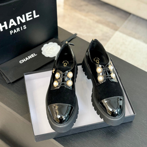 SCARPE CC OXFORD IN CAMOSCIO NERO E PELLE DI VITELLO CON CATENA DI PERLE