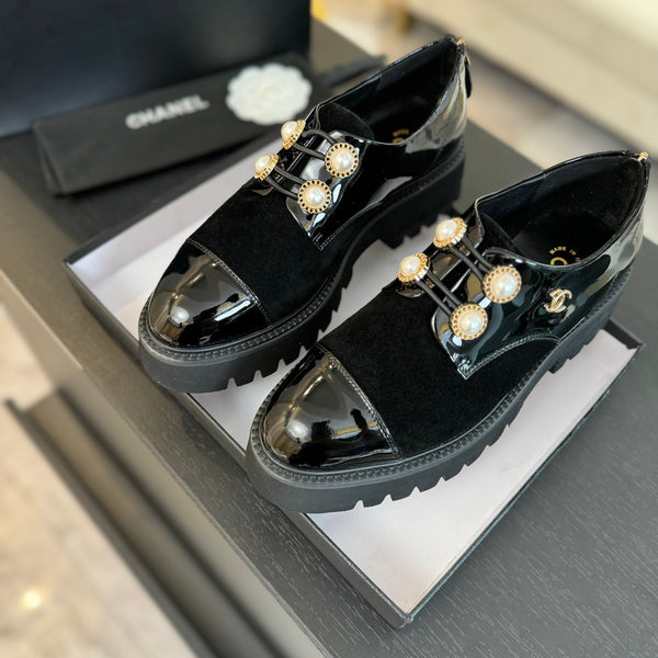 SCARPE CC OXFORD IN CAMOSCIO NERO E PELLE DI VITELLO CON CATENA DI PERLE