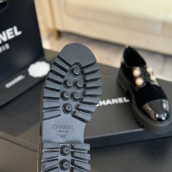 SCARPE CC OXFORD IN CAMOSCIO NERO E PELLE DI VITELLO CON CATENA DI PERLE