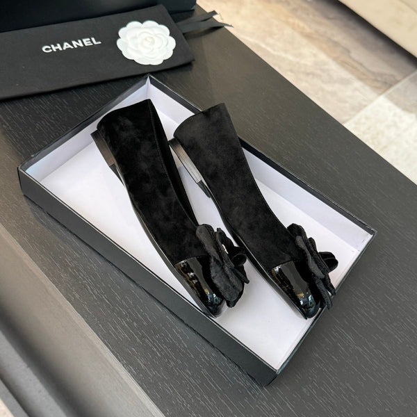 BALLERINE IN CAMOSCIO NERO CON CAMELIA