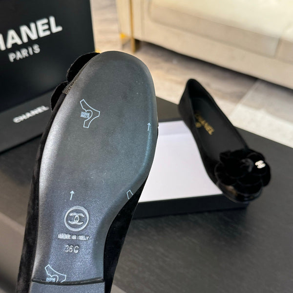 BALLERINE IN CAMOSCIO NERO CON CAMELIA