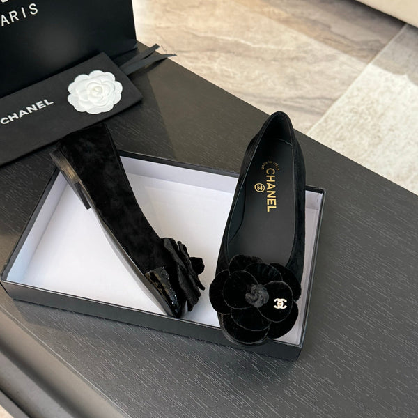 BALLERINE IN CAMOSCIO NERO CON CAMELIA