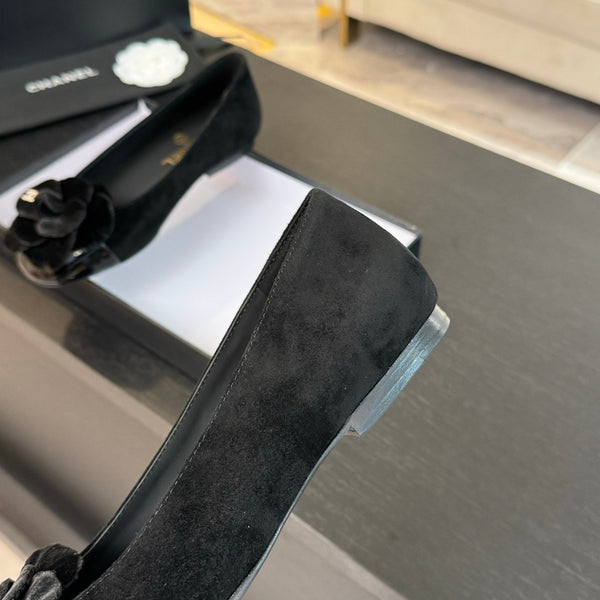 BALLERINE IN CAMOSCIO NERO CON CAMELIA