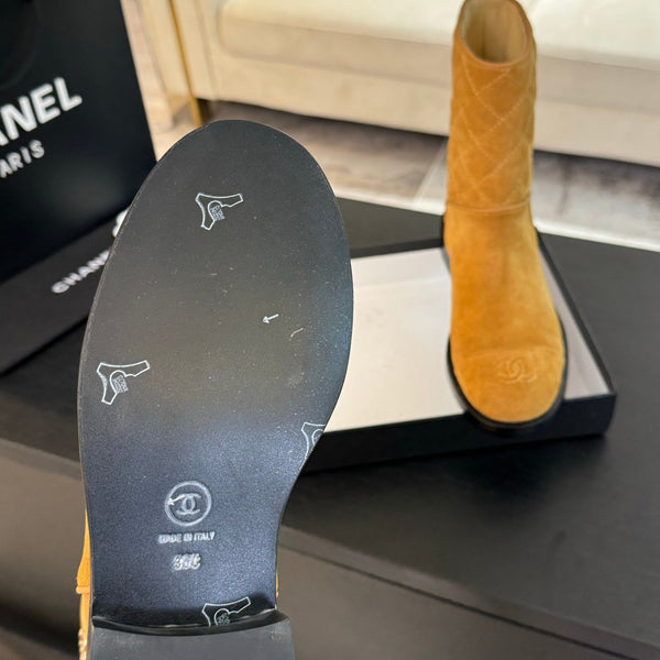 Stivaletti CC 30mm in pelle scamosciata giallo scuro trapuntata