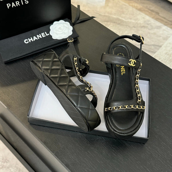 FLAT SANDALS IN BLACK LAMBSKIN WITH GOLD CHAIN