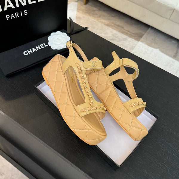 SANDALI BASSI IN PELLE DI AGNELLO MARRONE ARACHIDI CON CATENA ORO