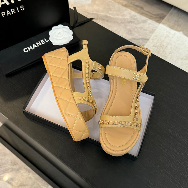 SANDALI BASSI IN PELLE DI AGNELLO MARRONE ARACHIDI CON CATENA ORO