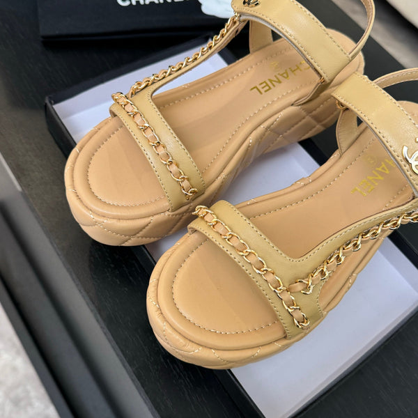 SANDALI BASSI IN PELLE DI AGNELLO MARRONE ARACHIDI CON CATENA ORO